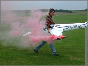 Gernot Bruckmann nach seiner gelungenen Kr zum Deutschen Meister der internationalen Klasse fr Akrosegelflug 2007