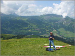 Blick vom Laveygrat nach Westen, im Tal der Bühlberg und der Kurort Lenk