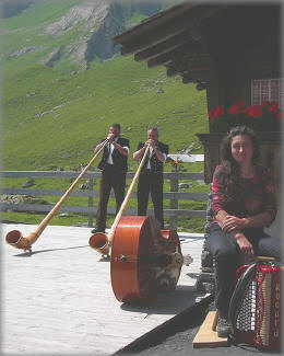 Spori beim Alphornkonzert auf der Engstligenalm