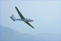 Foto Paul Gierlach, 7 M-Fox in herrlichem Vorbeiflug an den Colli di San Fermo