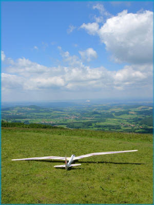 Weit reicht der Blick vom Westhang der Wasserkuppe ins Hessenland