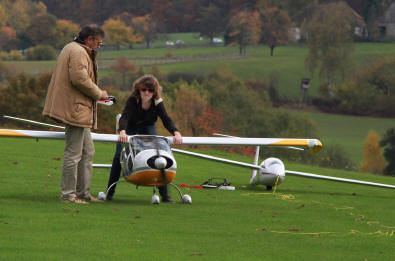 Sakia und Vater Martin bei den Vorbereitungen zum F-Schlepp des CIRRUS