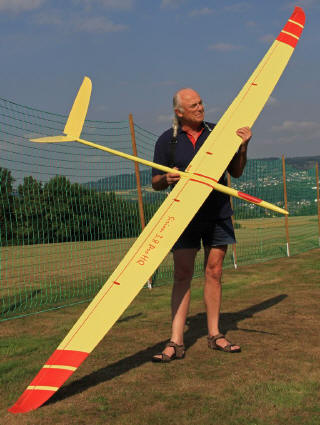 Willi Helpenstein mit dem neuen Sirion mit V-Leitwerk; (c) Foto Helmut Quabeck